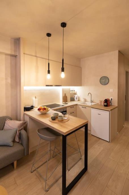 Apo-Zachari Elegant Apartment Larissa Eksteriør billede